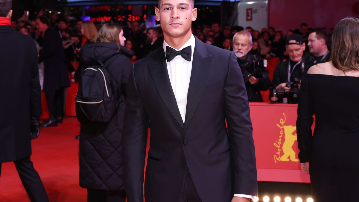 Er ist Schauspieler, er ist Sänger - und er ist in Topform: Für seinen neuen Film musste Emilio Sakraya hart trainieren. - Foto: Gerald Matzka/dpa