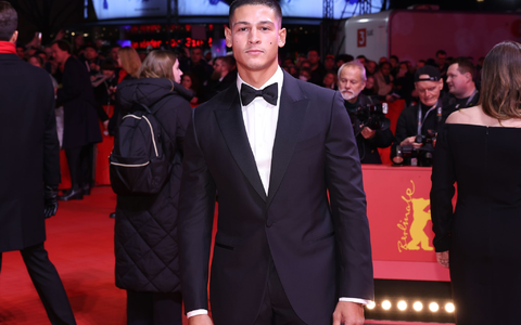 Er ist Schauspieler, er ist Sänger - und er ist in Topform: Für seinen neuen Film musste Emilio Sakraya hart trainieren. - Foto: Gerald Matzka/dpa