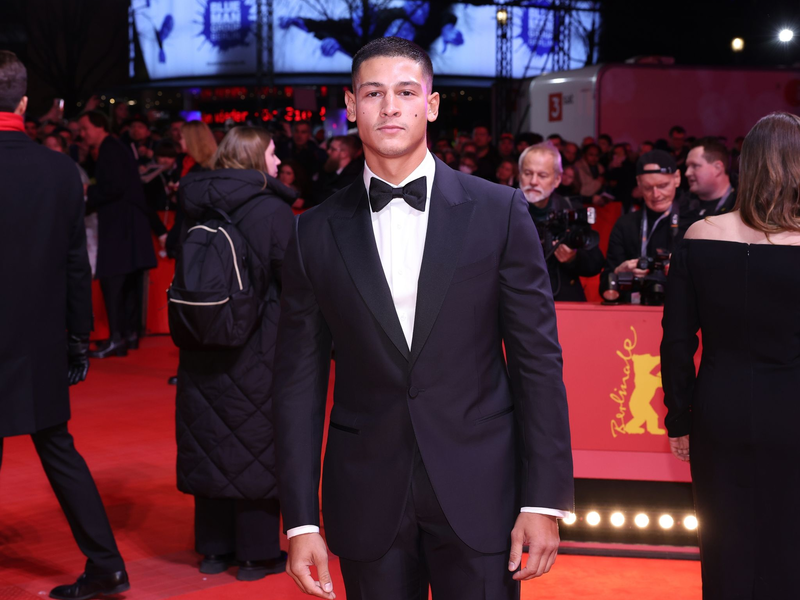 Er ist Schauspieler, er ist Sänger - und er ist in Topform: Für seinen neuen Film musste Emilio Sakraya hart trainieren. - Foto: Gerald Matzka/dpa