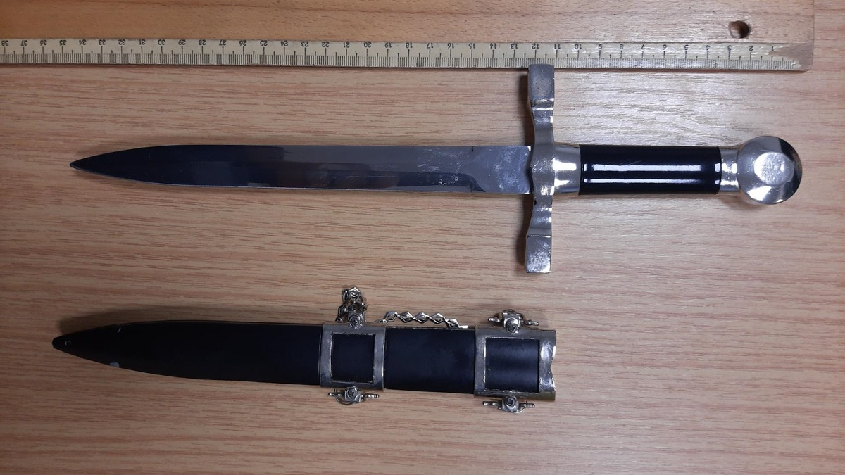 BPOLI EF: Mit Dolch im Bahnhof Nordhausen unterwegs - Foto: presseportal.de