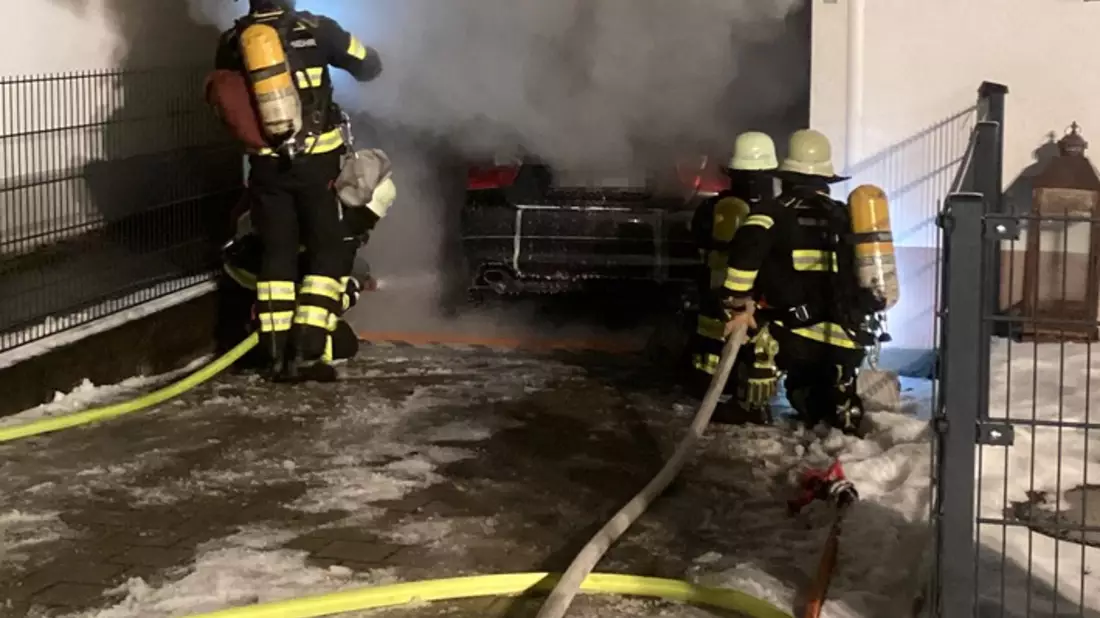 FW-M: Fahrzeug brennt in Garage (Perlach) - Bild: presseportal.de