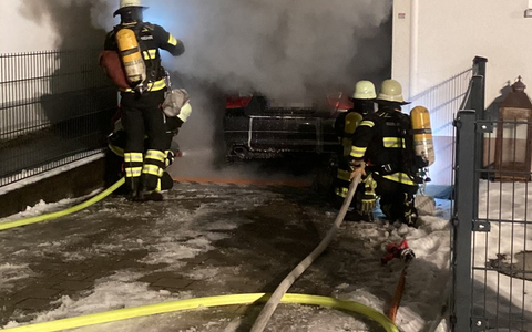 FW-M: Fahrzeug brennt in Garage (Perlach) - Foto: presseportal.de