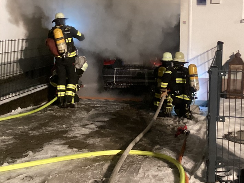 FW-M: Fahrzeug brennt in Garage (Perlach) - Foto: presseportal.de