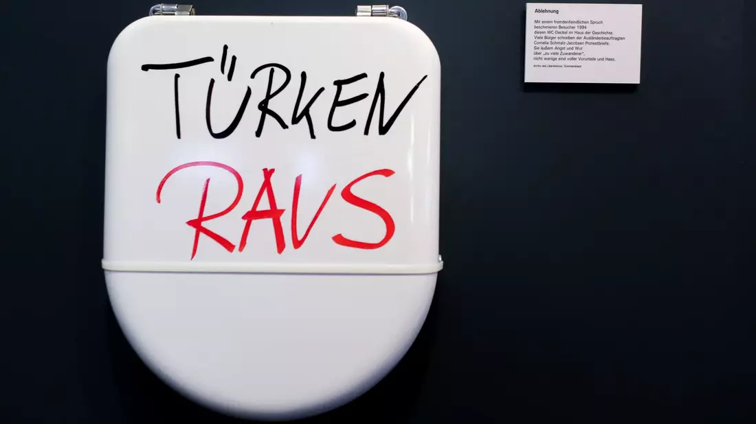 Ein mit «Türken raus» beschmierter Toilettendeckel aus dem Haus der Geschichte in Bonn. - Bild: Jan Woitas/dpa