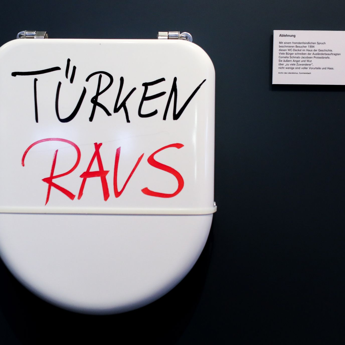 Ein mit «Türken raus» beschmierter Toilettendeckel aus dem Haus der Geschichte in Bonn. - Foto: Jan Woitas/dpa