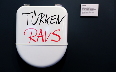 Ein mit «Türken raus» beschmierter Toilettendeckel aus dem Haus der Geschichte in Bonn. - Foto: Jan Woitas/dpa
