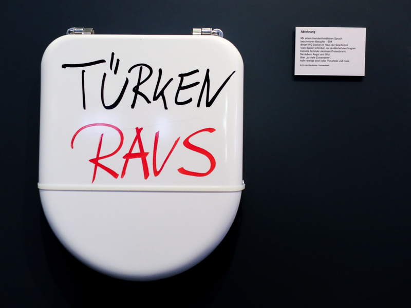 Ein mit «Türken raus» beschmierter Toilettendeckel aus dem Haus der Geschichte in Bonn. - Foto: Jan Woitas/dpa