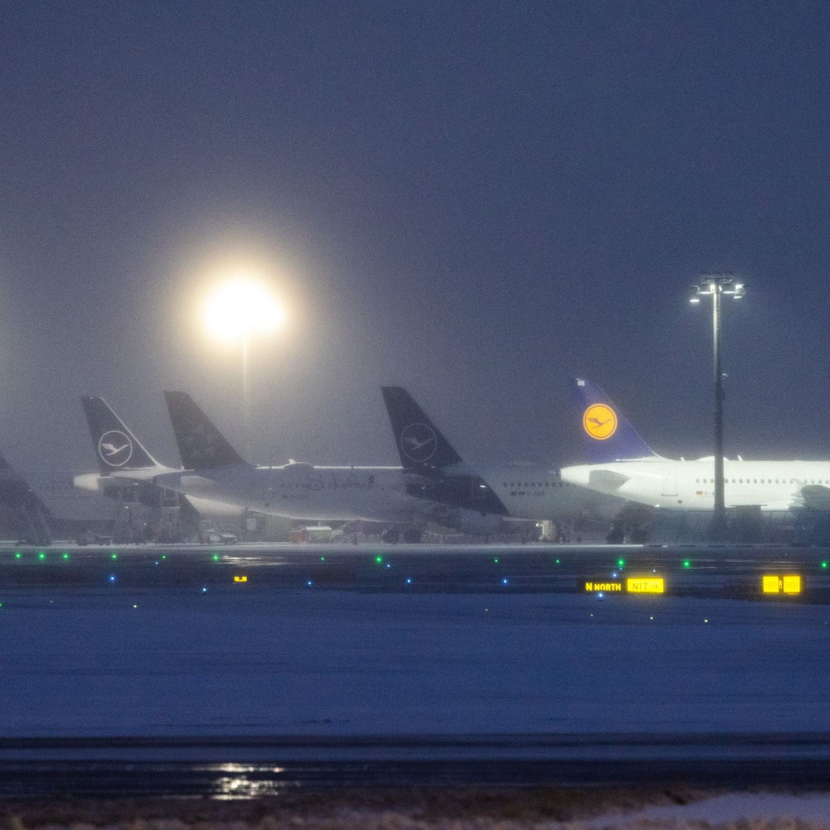 Erneut wurden Flüge am Frankfurter Flughafen annulliert. - Foto: Lando Hass/dpa