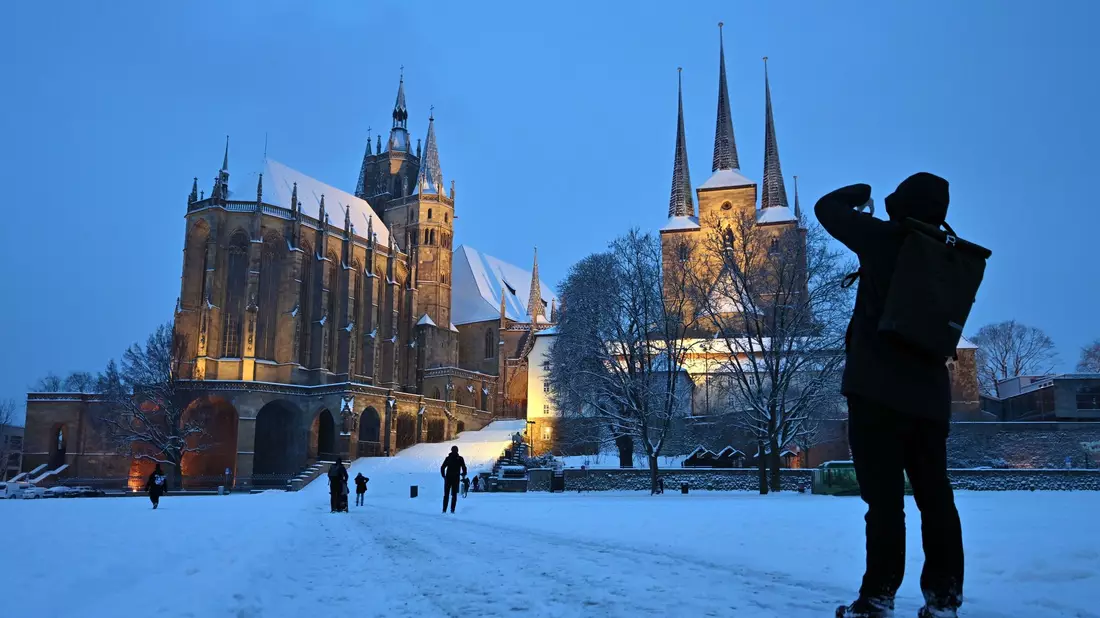 Winterliches Fotomotiv: Schnee auf dem Domplatz vor dem Mariendom und der Severikirche in Erfurt. - Bild: Martin Schutt/dpa