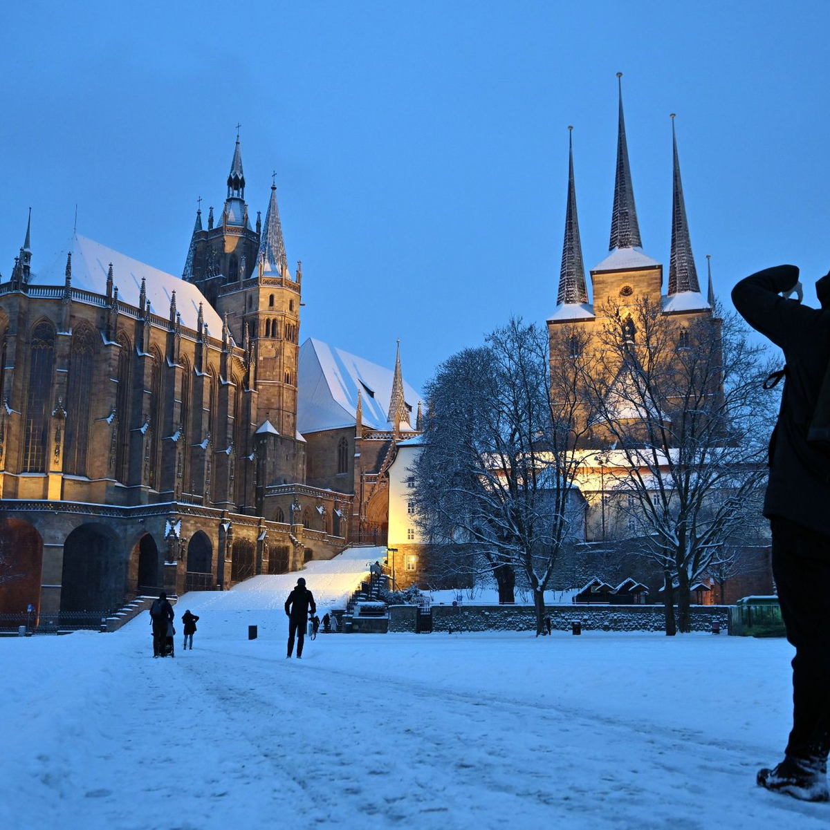 Winterliches Fotomotiv: Schnee auf dem Domplatz vor dem Mariendom und der Severikirche in Erfurt. - Foto: Martin Schutt/dpa