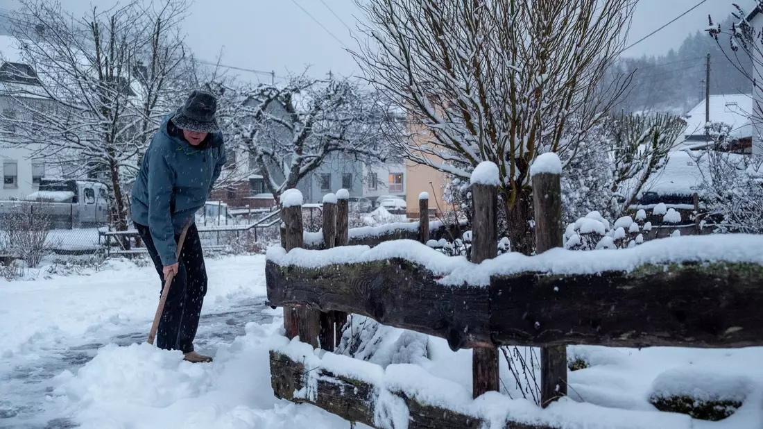Ein Mann schaufelt in Kordel, Rheinland-Pfalz, Schnee von der Straße. - Bild: Harald Tittel/dpa