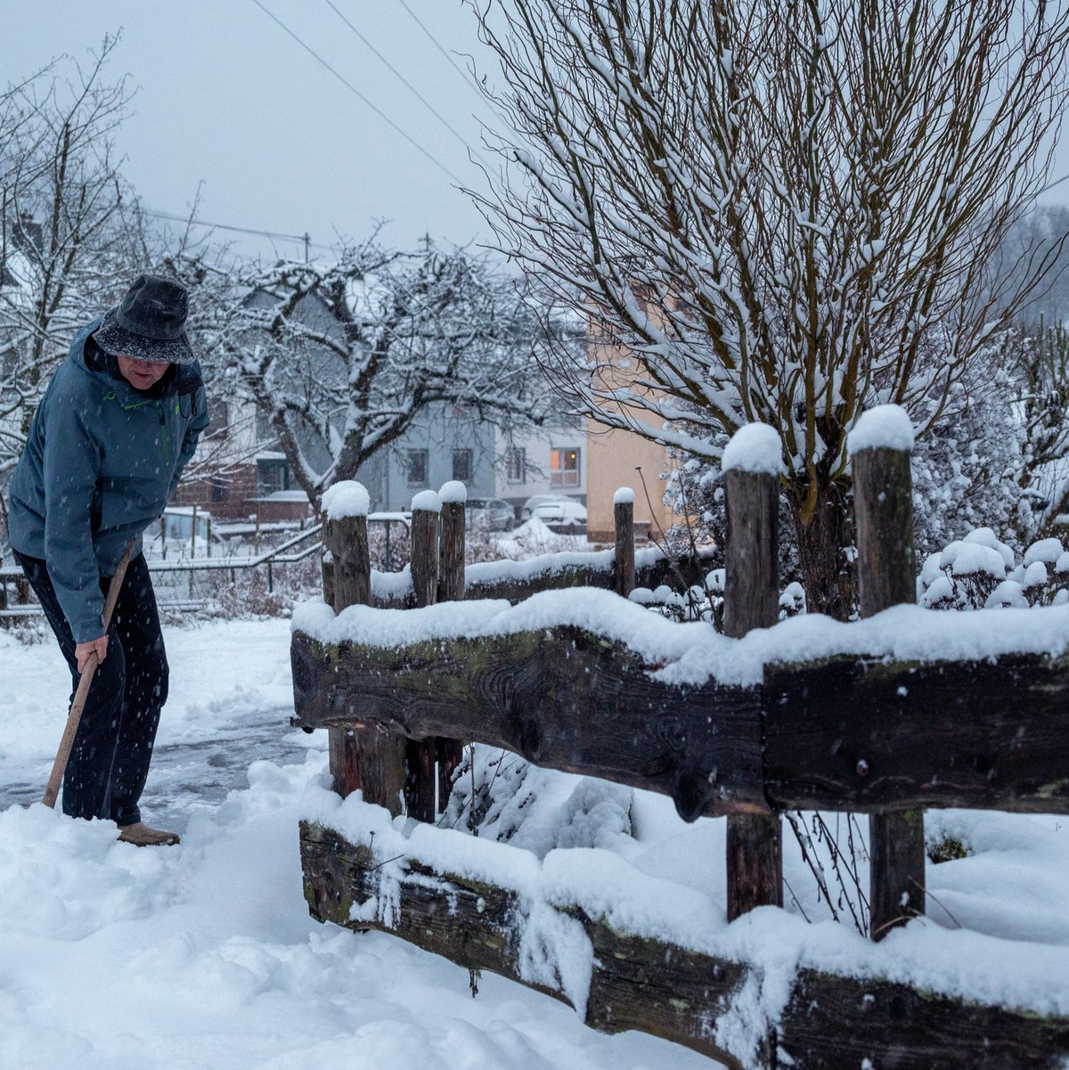 Ein Mann schaufelt in Kordel (Rheinland-Pfalz) Schnee. - Foto: Harald Tittel/dpa