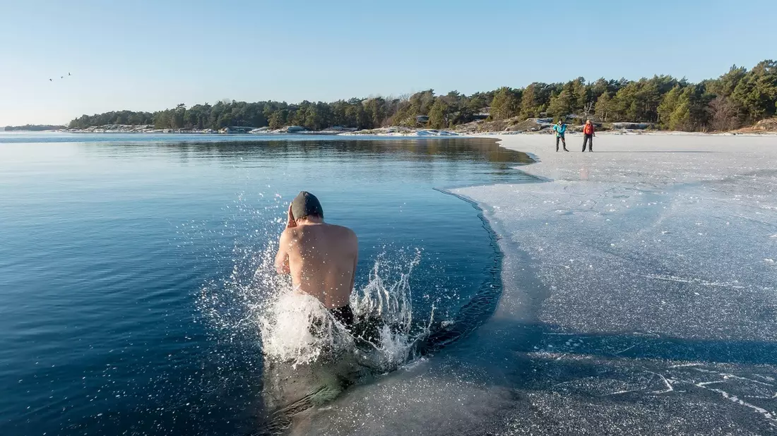 Endorphin-Kick Winterbaden: Darauf sollten Sie achten / Baden im winterlichen See gewinnt zunehmend Fans. Doch die Risiken sollten nicht unterschätzt werden, so das HausArzt-PatientenMagazin - Bild: presseportal.de