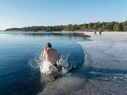 Endorphin-Kick Winterbaden: Darauf sollten Sie achten / Baden im winterlichen See gewinnt zunehmend Fans. Doch die Risiken sollten nicht unterschätzt werden, so das HausArzt-PatientenMagazin - Foto: presseportal.de