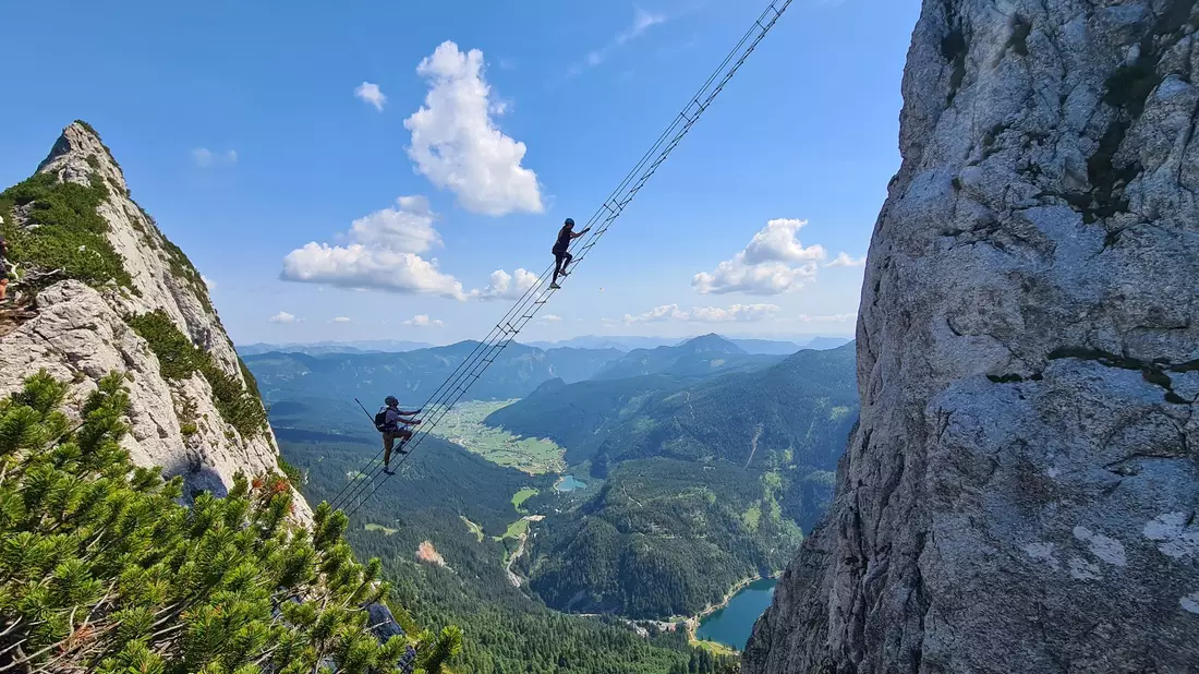 Bergsteiger klettern die «Himmelsleiter» am Donnerkogel im Dachsteingebirge im Salzkammergut hinauf. - Bild: Wolfgang Russegger/Salzburger Bergsportführerverband/dpa