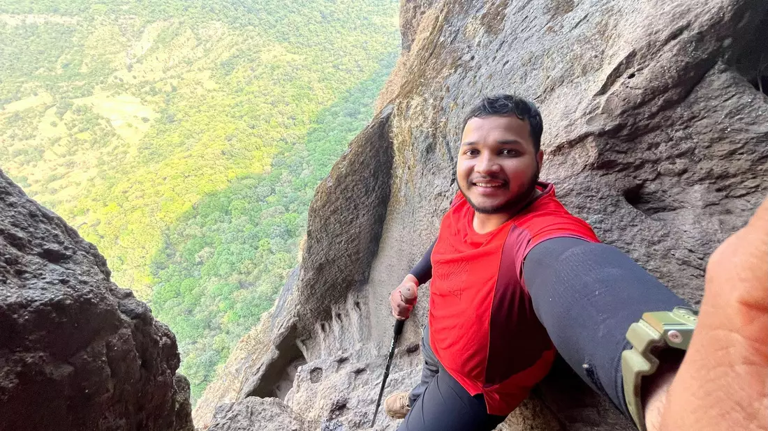 Ein Mann macht ein Selfie am Harihar Fort in Indien. - Bild: Akshay Sunil Patil/privat/dpa