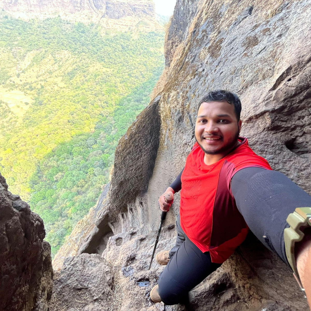 Ein Mann macht ein Selfie am Harihar Fort in Indien. - Foto: Akshay Sunil Patil/privat/dpa