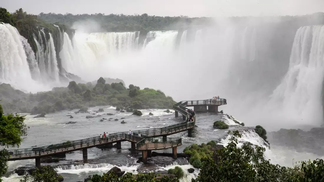 Die Iguazu-Wasserfälle an der Grenze zwischen Brasilien und Argentinien. Sie sind eines der gigantischsten Naturwunder der Welt. - Bild: Wang Tiancong/XinHua/dpa