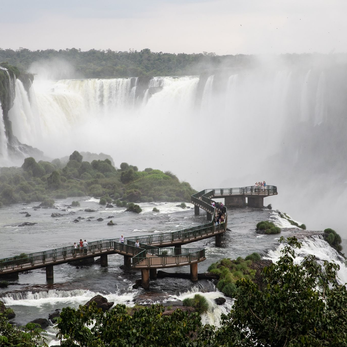 Die Iguazu-Wasserfälle an der Grenze zwischen Brasilien und Argentinien. Sie sind eines der gigantischsten Naturwunder der Welt. - Foto: Wang Tiancong/XinHua/dpa