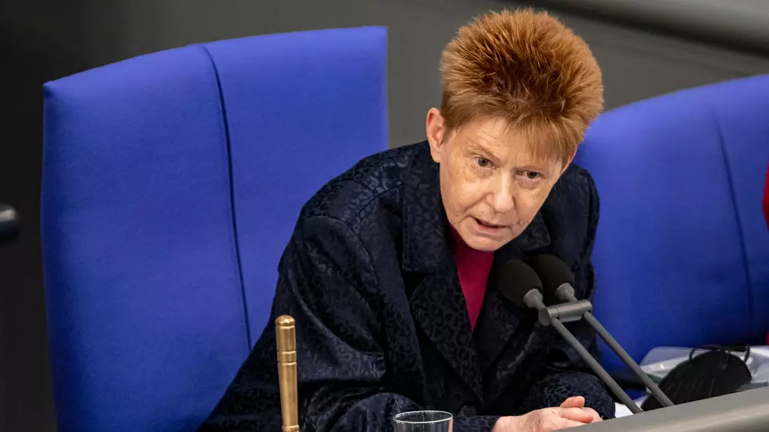 Dienstälteste Vizepräsidentin des Bundestags: Petra Pau. - Bild: Fabian Sommer/dpa