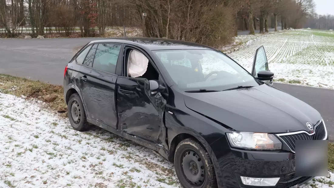 POL-HF: Verkehrsunfall im Kreuzungsbereich - 56-jährige Frau aus Enger verletzt - Bild: presseportal.de