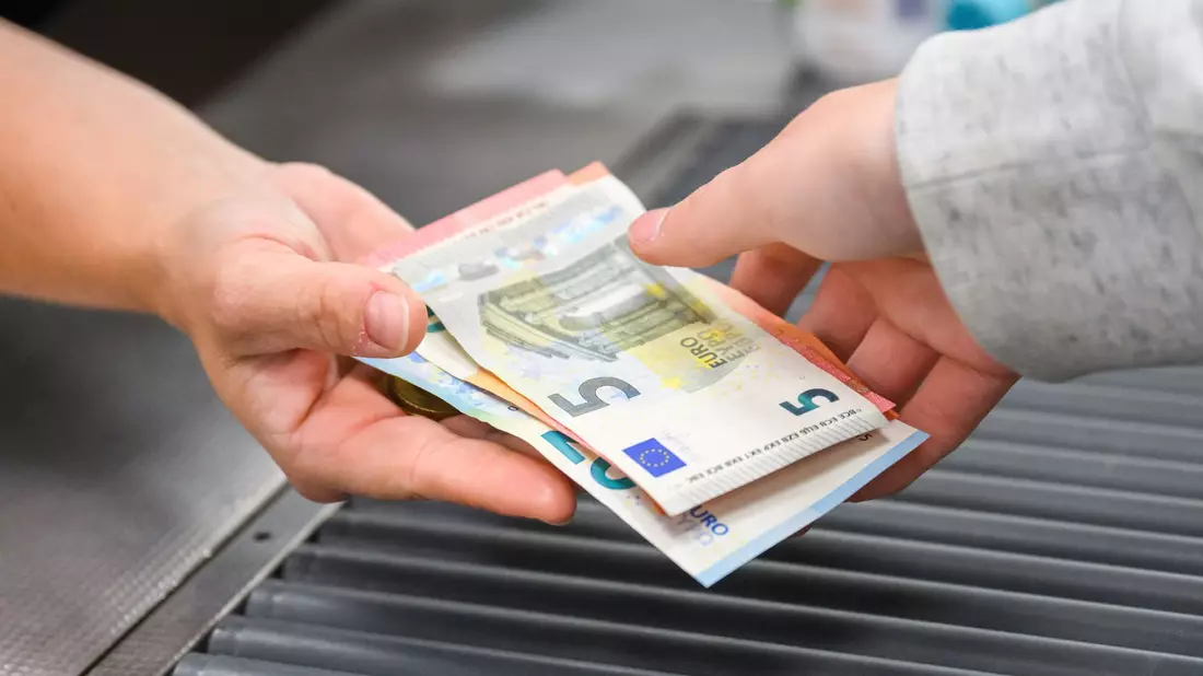 Weniger Inhalt zum gleichen oder sogar zu einem höheren Preis, das nennt sich «Shrinkflation». - Bild: Julian Stratenschulte/dpa