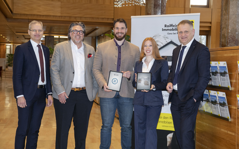 Freude über die KI-basierte App REALITIQ - Foto: RVS über pressetext.de