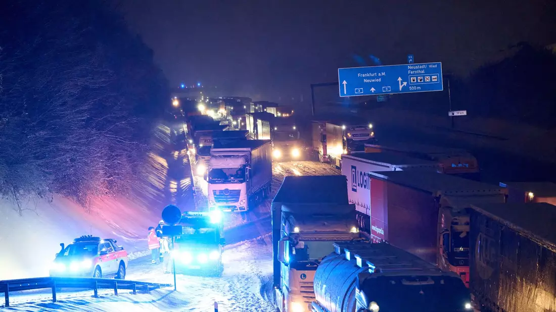 Auf der Autobahn A3 bildete sich aufgrund starken Schneefalls bei Neustadt/Wied in beiden Fahrtrichtungen ein kilometerlanger Stau. - Bild: Thomas Frey/dpa