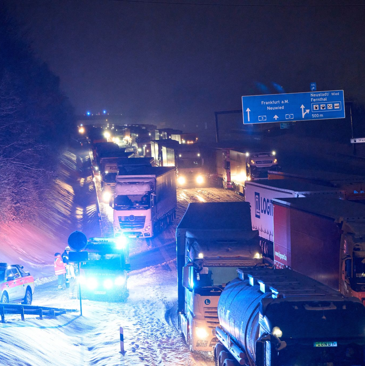 Auf der Autobahn A3 bildete sich aufgrund starken Schneefalls bei Neustadt/Wied in beiden Fahrtrichtungen ein kilometerlanger Stau. - Foto: Thomas Frey/dpa