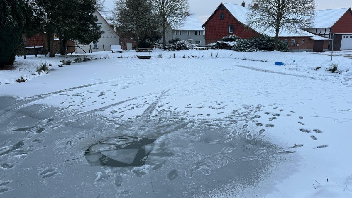 POL-GÖ: (25/2024) Fußspuren und Loch im Eis auf Teich in Gittelde - Polizei Osterode bittet um Hinweise! - Foto: presseportal.de