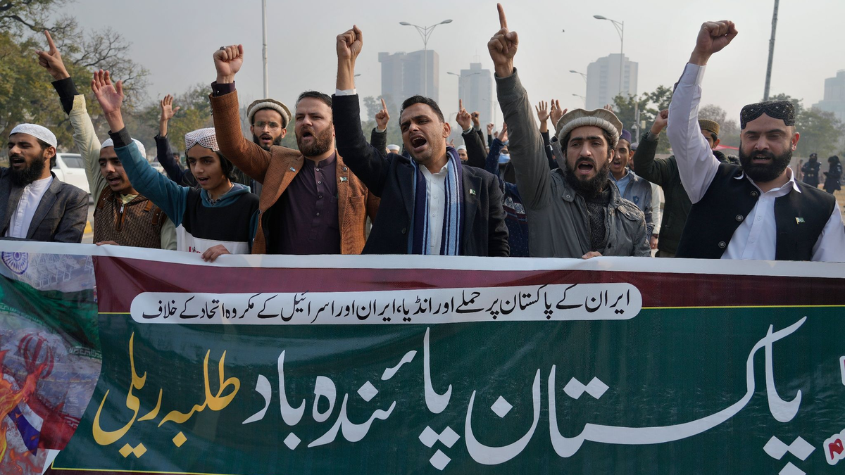 Mitglieder des muslimischen Studentenverbands Talba Mahaz Pakistan während einer Demonstration in Islamabad zur Verurteilung des iranischen Angriffs. - Foto: Anjum Naveed/AP/dpa