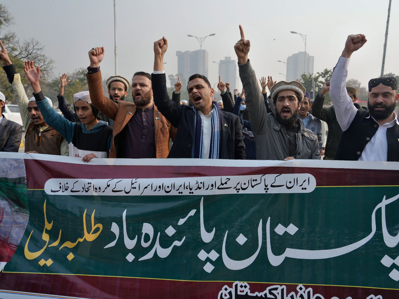 Mitglieder des muslimischen Studentenverbands Talba Mahaz Pakistan während einer Demonstration in Islamabad zur Verurteilung des iranischen Angriffs. - Foto: Anjum Naveed/AP/dpa