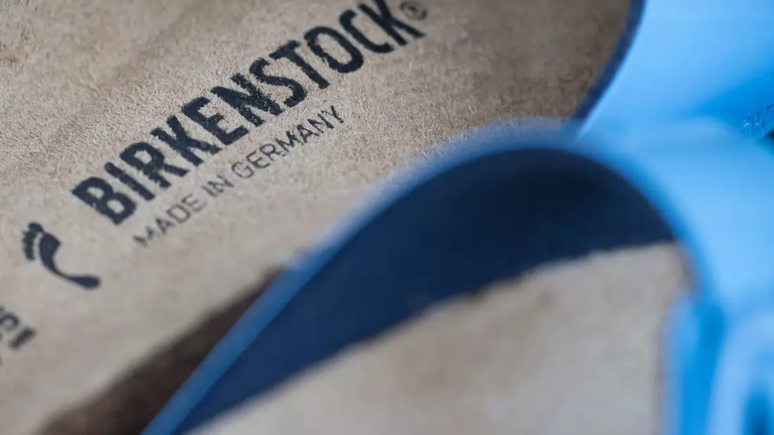 Die Firma Birkenstock stellt Sandalen her. - Bild: Sebastian Gollnow/dpa