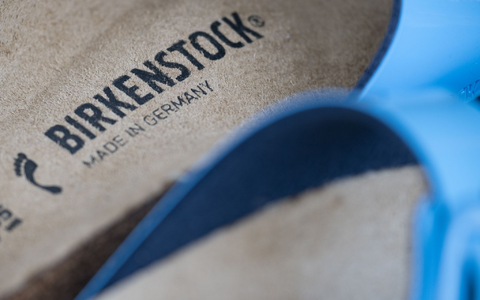Die Firma Birkenstock stellt Sandalen her. - Foto: Sebastian Gollnow/dpa