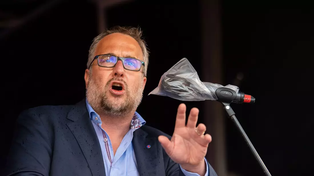 Carsten Burckhardt ist Vorstandsmitglied der IG Bau und setzt sich für höhere Löhne ein. - Bild: Lino Mirgeler/dpa