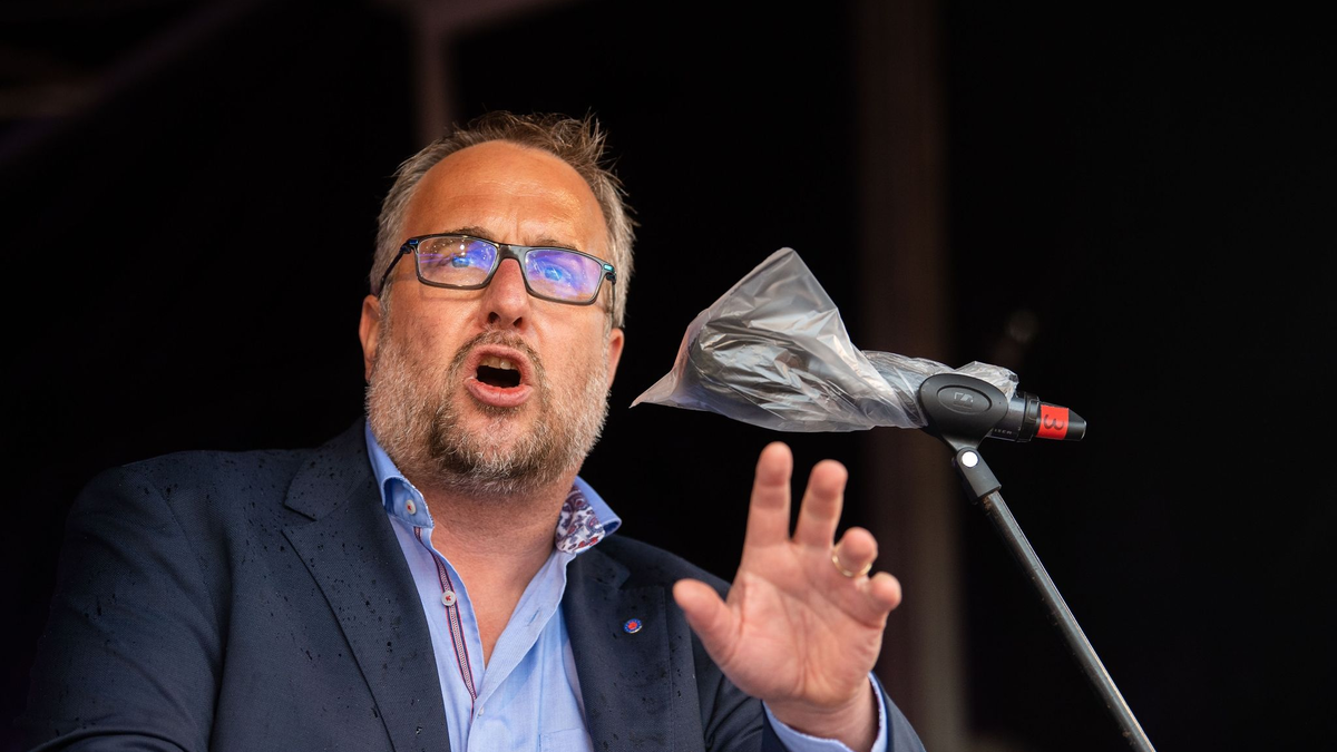 Carsten Burckhardt ist Vorstandsmitglied der IG Bau und setzt sich für höhere Löhne ein. - Foto: Lino Mirgeler/dpa