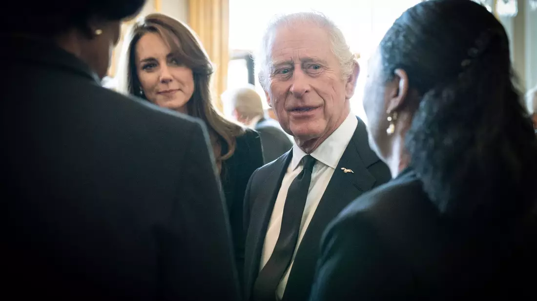 König Charles III. muss im Krankenhaus behandelt werden. Auch Prinzessin Kate fällt monatelang aus (Archivbild). - Bild: Stefan Rousseau/PA Wire/dpa