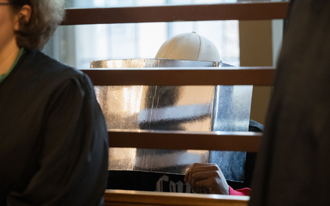 Einer der drei Angeklagten zu Prozessbeginn Mitte Januar. - Foto: Sebastian Christoph Gollnow/dpa