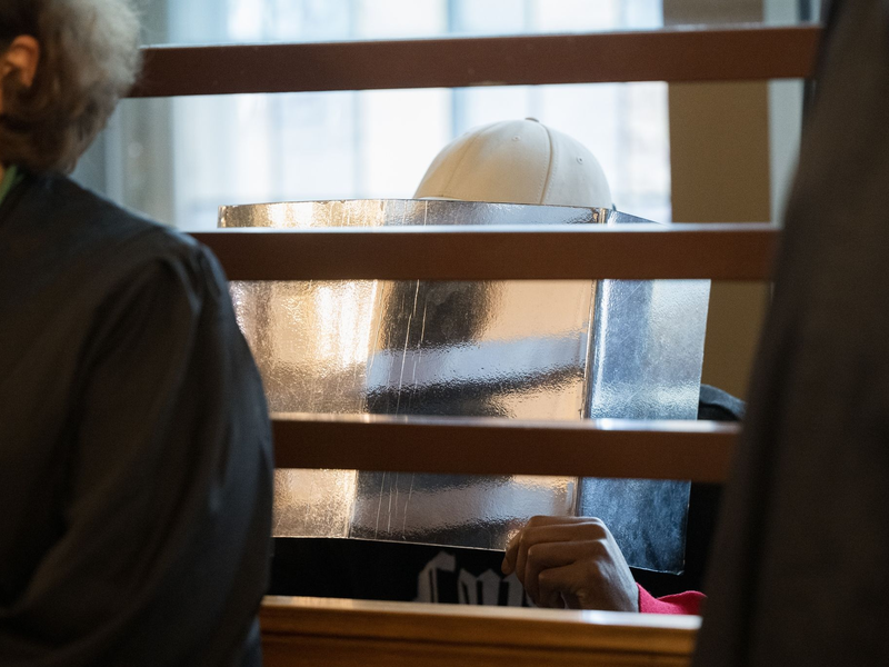 Einer der drei Angeklagten zu Prozessbeginn Mitte Januar. - Foto: Sebastian Christoph Gollnow/dpa