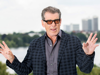 Der irische Schauspieler Pierce Brosnan muss sich im Februar vor einem US-Gericht verantworten. Es geht um seinen Besuch im Yellowstone-Nationalpark. - Foto: Daniel Reinhardt/dpa