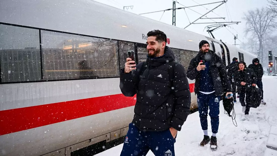 Im Extremwetter zum nächsten EM-Spiel: Handball-Profis fahren Bahn - Bild: presseportal.de