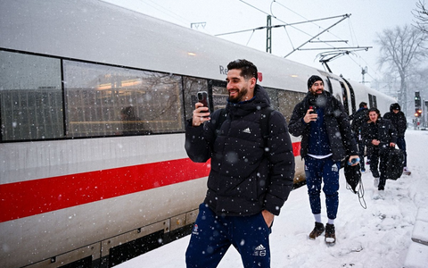 Im Extremwetter zum nächsten EM-Spiel: Handball-Profis fahren Bahn - Foto: presseportal.de
