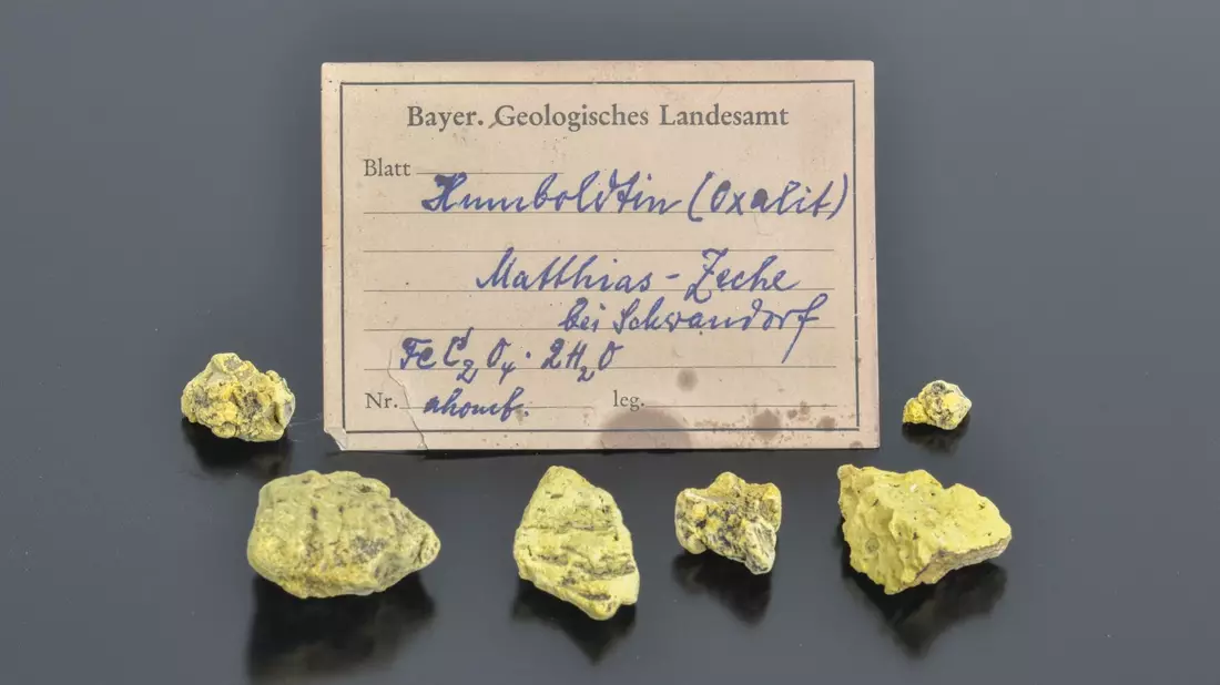Das seltene Mineral Humboldtin besteht aus Kohlenstoff und Wasser und enthält gleichzeitig auch Eisen. - Bild: Kemner/LfU/dpa