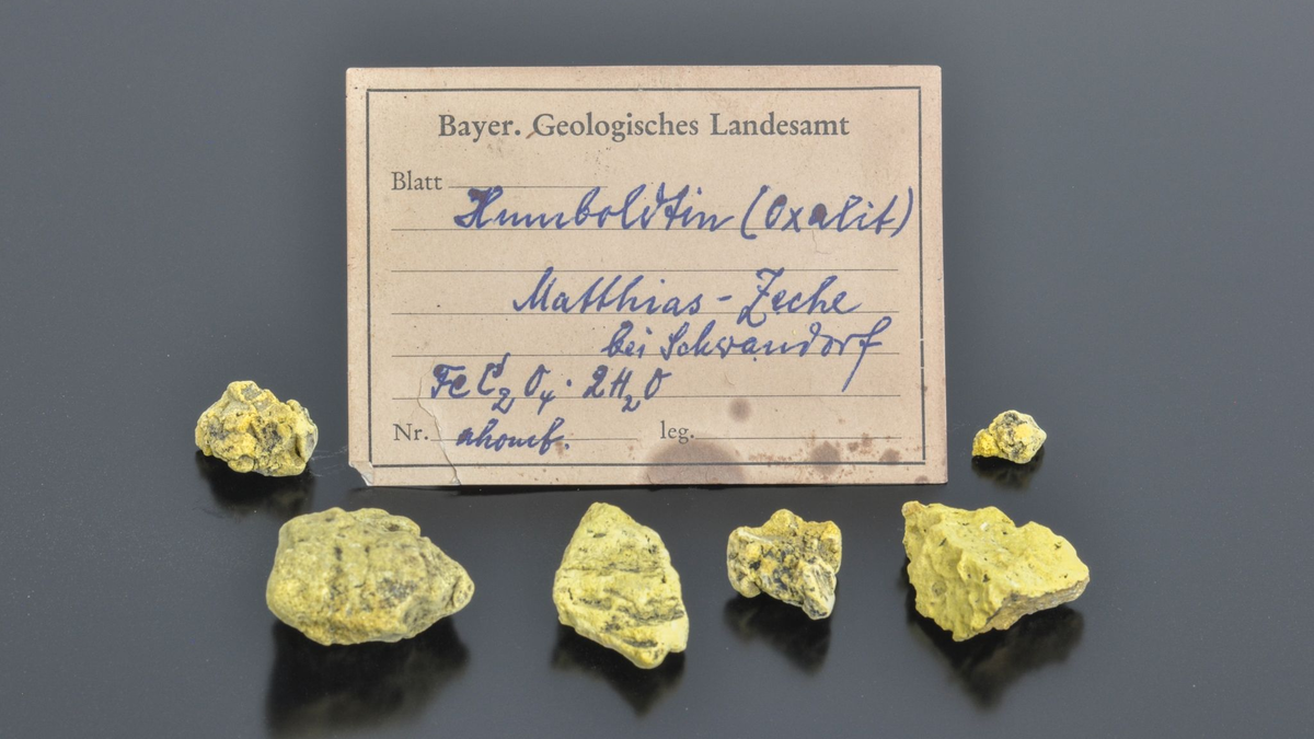 Das seltene Mineral Humboldtin besteht aus Kohlenstoff und Wasser und enthält gleichzeitig auch Eisen. - Foto: Kemner/LfU/dpa