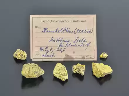 Das seltene Mineral Humboldtin besteht aus Kohlenstoff und Wasser und enthält gleichzeitig auch Eisen. - Foto: Kemner/LfU/dpa