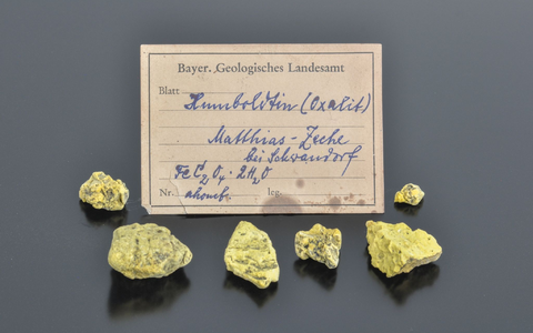 Das seltene Mineral Humboldtin besteht aus Kohlenstoff und Wasser und enthält gleichzeitig auch Eisen. - Foto: Kemner/LfU/dpa