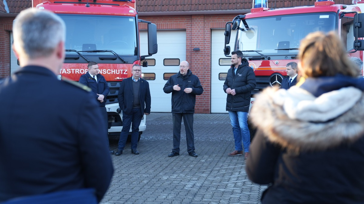IM-MV: Innenminister übergibt zwei Fahrzeuge für den Katastrophenschutz - Foto: presseportal.de