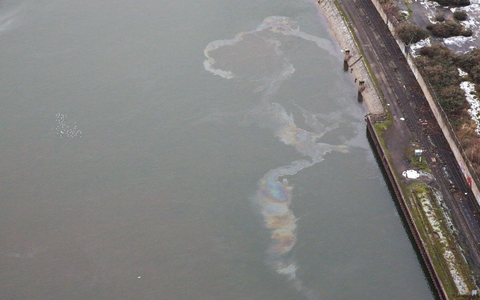 POL-DU: Neuss: Gewässerverunreinigung im Neusser Hafen - Verursacher ermittelt - Foto: presseportal.de