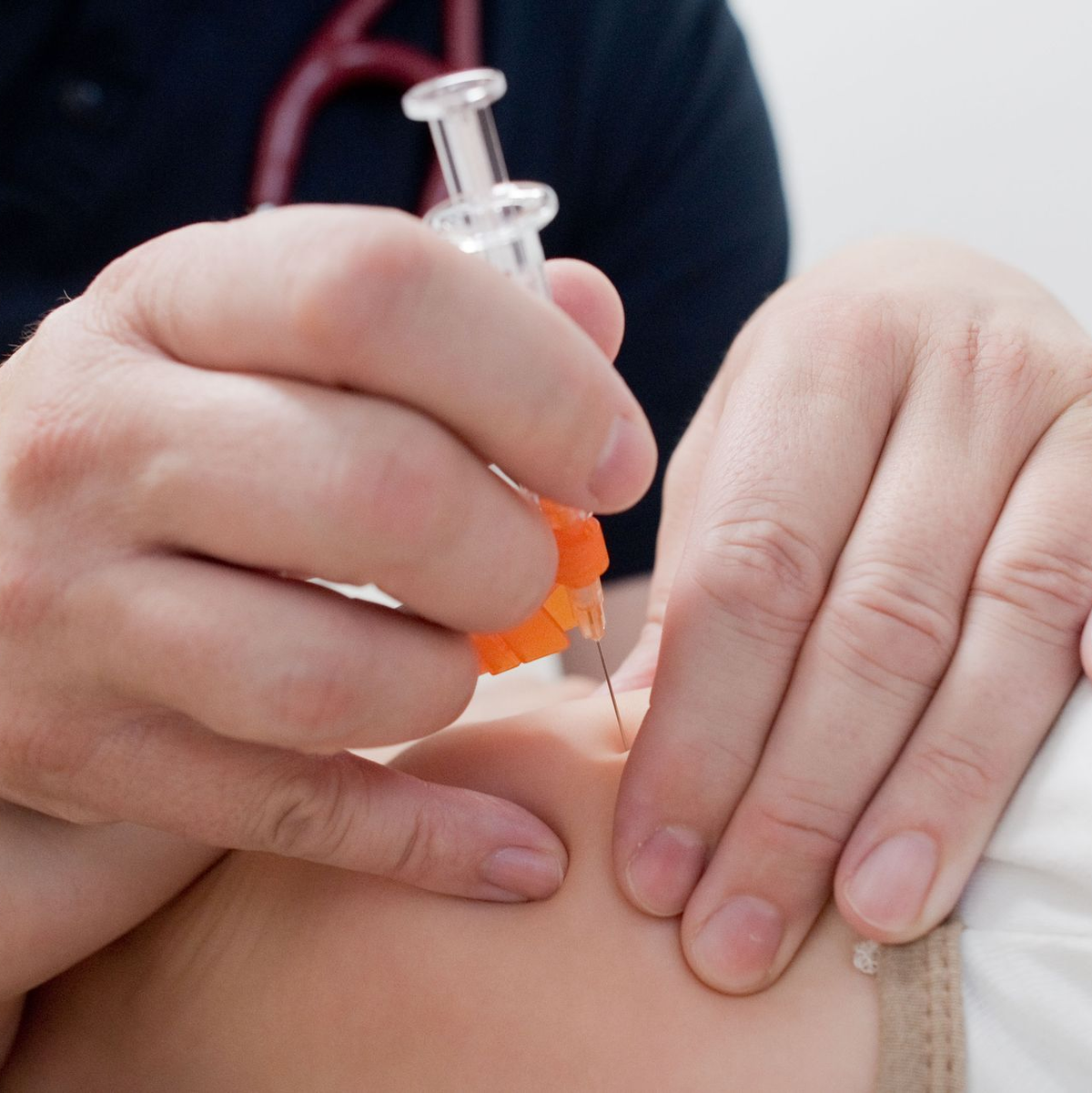 Ein Kinderarzt impft ein Kind: Säuglinge sollten ab sofort eine Impfung gegen Meningokokken B erhalten. - Foto: Julian Stratenschulte/dpa