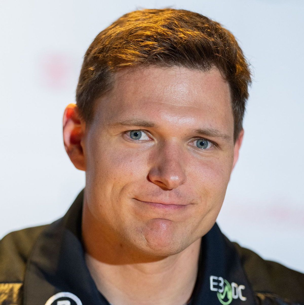 Skirennfahrer Thomas Dreßen kündigt während einer Pressekonferenz des Deutschen Skiverbandes in Kirchberg seinen Rücktritt an. - Foto: Georg Hochmuth/APA/dpa